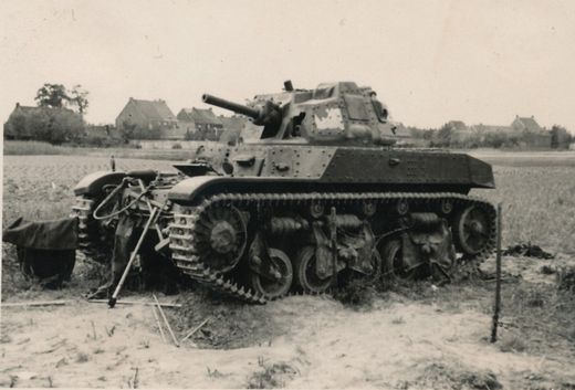 Uitgeschakelde Renault Tank 803 te Kwatrecht mei 1940